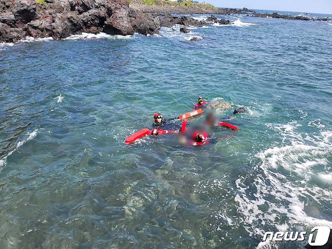 18일 오후 서귀포시 법환동 인근 해안에서 물놀이 하던 60대 여성이 숨지는 사고가 발생했다.(서귀포해양경찰서 제공) 2022.8.18/뉴스1
