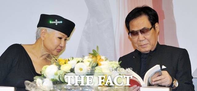 음악과 그림 외에도, 영화, 저술 등 본업과 취미를 구분할 수 없을 만큼 관심사가 다양하다. 사진은 10년전 패티김(왼쪽) 자서전 '그녀 패티김(저자 조영남)' 출간기념회 당시 모습. /더팩트 DB