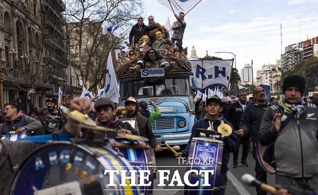 이날 아르헨티나 최대 노동단체인 노동총연맹(CGT) 회원들은 치솟는 물가 급등에 반발하며 부에노스아이레스 중심대로를 따라 국회의사당까지 행진했다. /부에노스아이레스=AP.뉴시스