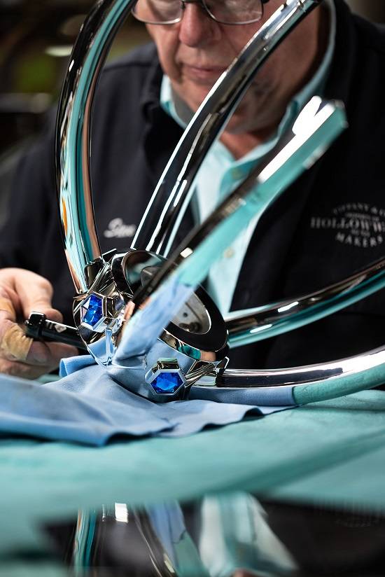 티파니앤코 장인들이 '소환사의 컵'을 재단장하고 있다. /라이엇게임즈 제공