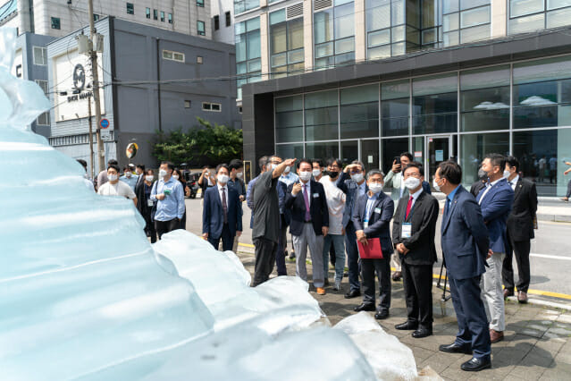 황판식 과학기술정보통신부 미래인재정책국장이 18일 오전 서울 성수동 에스팩토리에서 열린'2022 대한민국 과학축제' 개막식에 참석해 조율래 한국과학창의재단 이사장 등과 전시장을 관람하고 있다. (자료=과기정통부)