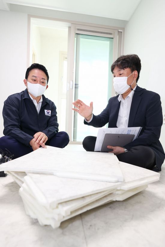 원희룡 국토교통부 장관(왼쪽)이 18일 서울 중랑구 망우동 임대주택 단지를 찾아 층간소음 관련사항을 점검하고 있다.