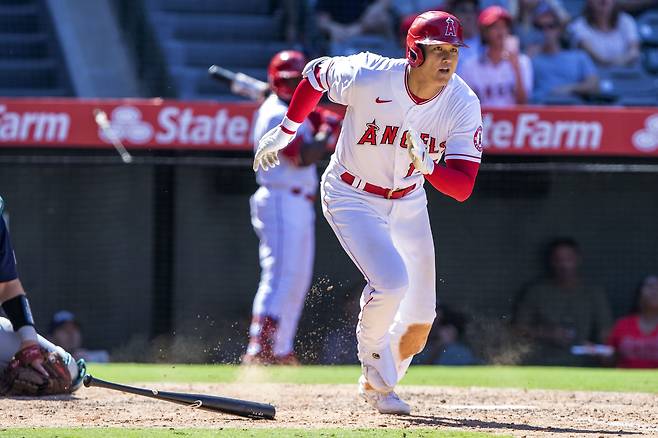 미국 메이저리그(MLB) LA 에인절스의 오타니 쇼헤이가 18일 캘리포니아주 애너하임의 에인절 스타디움에서 열린 시애틀 매리너스와의 경기 7회에 3루타를 터뜨리고 있다. AP연합뉴스