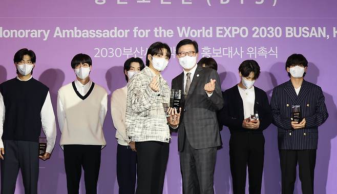 박형준 부산시장이 지난 7월 19일 서울 용산구 ㈜하이브에서 열린 BTS 2030세계박람회 유치 홍보대사 위촉식에서 BTS에게 위촉패를 수여한 뒤 기념 촬영하고 있다./연합