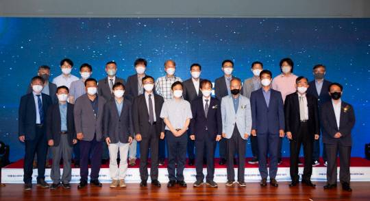 이달 11일 열린 우리별 위성 발사 30주년 기념식 '우리별 위성 연구팀'과 KAIST 관계자들이 기념 촬영을 하고 있다. 사진=KAIST 제공