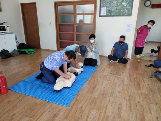 예산군이 삽교읍 두4리 마을회관을 시작으로 8월 31일 예산읍 예산6리 경로당까지 관내 마을회관 및 경로당 총 25곳을 방문해 노인을 대상으로 체험중심 교육 '2022년 찾아가는 안전취약계층 맞춤형 안전교육'울 실시하고 있다.사진=예산군 제공