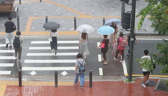 지난 2일 서울 마포구 합정역 인근에서 우산을 쓴 시민들이 길을 지나가고 있다. ⓒ데일리안 김민호 기자