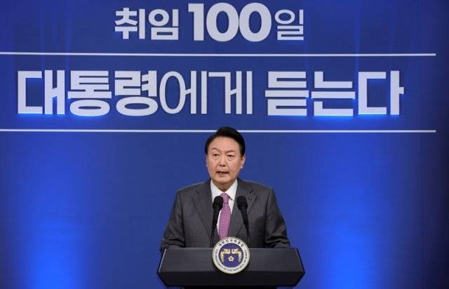 윤석열 대통령이 17일 용산 대통령실 청사에서 취임 100일을 맞아 연 첫 공식 기자회견에서 소회와 국정운영 구상을 밝히고 있다.  2022.8.17. 대통령실사진기자단