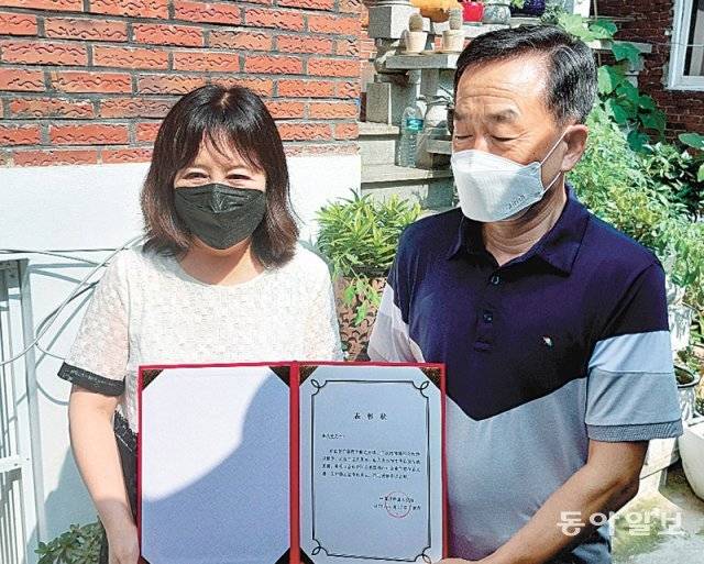 중국동포 임성규 씨(오른쪽)가 17일 수여받은 표창장을 덩충 중국총영사와 함께 내보이고 있다. 이승우 기자 suwoong2@donga.com