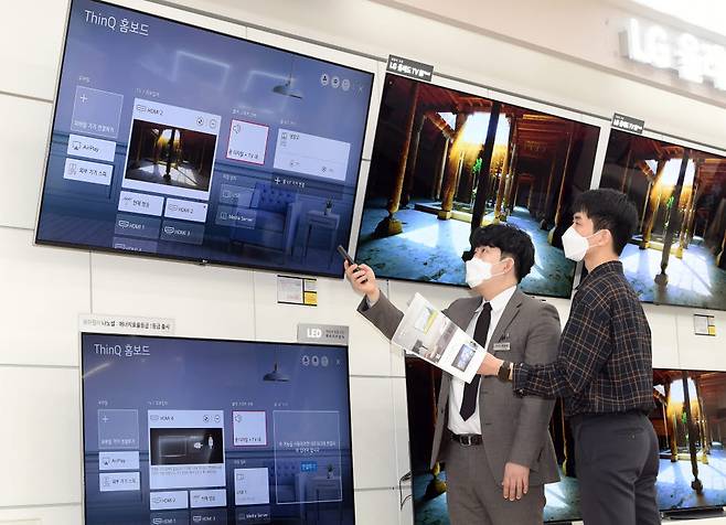 서울 용산구 전자랜드에서 고객이 LG전자의 홈IoT 플랫폼 씽큐 기능을 살펴보고 있다.(자료: 전자신문 DB)