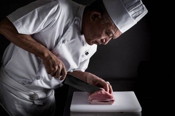 롯데백화점 서울 소공동 본점 13층에 일본 돈카츠 전문점 '분지로'가 오픈했다. 창업자 타카다씨가 고기를 썰고 있다. 롯데백화점 제공