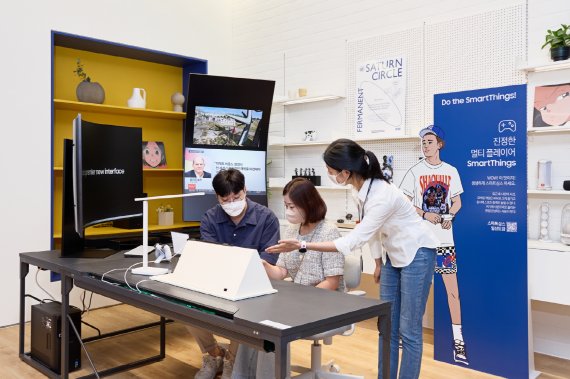 18일 서울 강남구 삼성 디지털프라자 강남본점의 스마트싱스 특화 체험존을 찾은 방문객들이 제품을 체험하고 있다. 삼성전자 제공