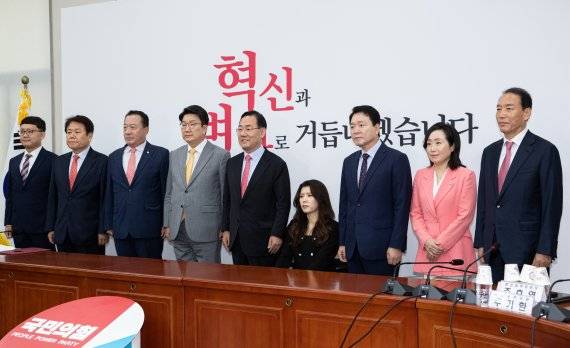 국민의힘 주호영 비상대책위원장과 권성동 원내대표가 18일 오전 국회에서 열린 비상대책위원회의에서 임명장 수여식을 마친 후 비대위원들과 기념 촬영을 하고 있다. 왼쪽부터 최재민·정양석·엄태영 비대위원, 권 원내대표, 주 비대위원장, 이소희 비대위원, 성일종 정책위의장, 전주혜·주기환 비대위원. 사진=박범준 기자