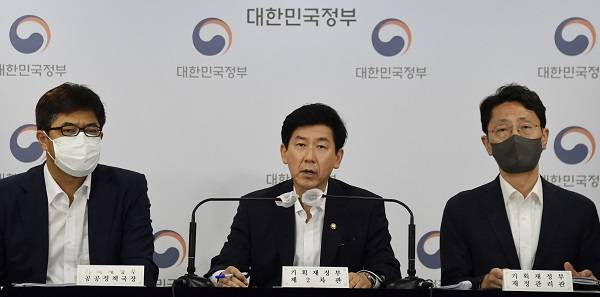 최상대 기획재정부 2차관이 18일 서울 종로구 정부서울청사에서 열린 ‘공공기관 관리체계 개편방안 마련 브리핑’에서 주요내용을 발표하고 있다. (사진=기획재정부)