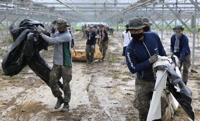 육군 6포병여단 장병들이 지난 2020년 경기도 연천에서 수해복구작업을 하고 있다. 연합뉴스