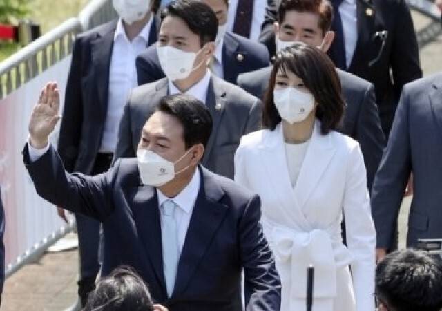 윤석열 대통령이 지난 5월 10일 서울 여의도 국회에서 열린 취임식에 참석하며 시민들과 인사하고 있다. 국회사진기자단