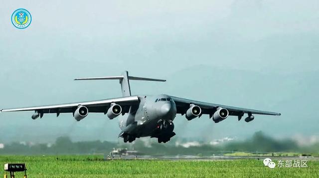 중국 인민해방군 공중급유기가 지난 9일 모처에서 군사훈련에 참가하기 위해 이륙하고 있다. 기사 내용과 관련 없음. 중국=AFP 연합뉴스