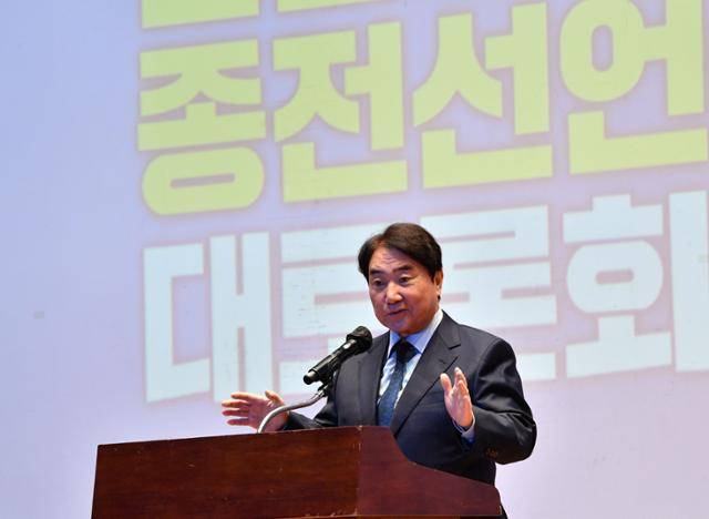 이석현 민주평화통일자문회의 수석부의장이 지난해 12월 14일 오후 서울 여의도 국회 의원회관에서 열린 한반도 종전선언을 위한 대토론회에 참석해 환영사를 하고 있다. 배우한 기자