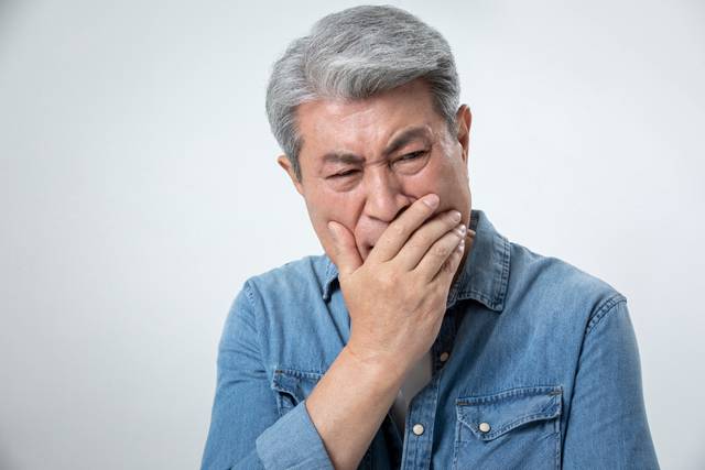 가래가 들끓지만 기침하기엔 흉통이 심하다면 가래를 제거하는 여러 방법을 시도해볼 수 있다./사진=클립아트코리아