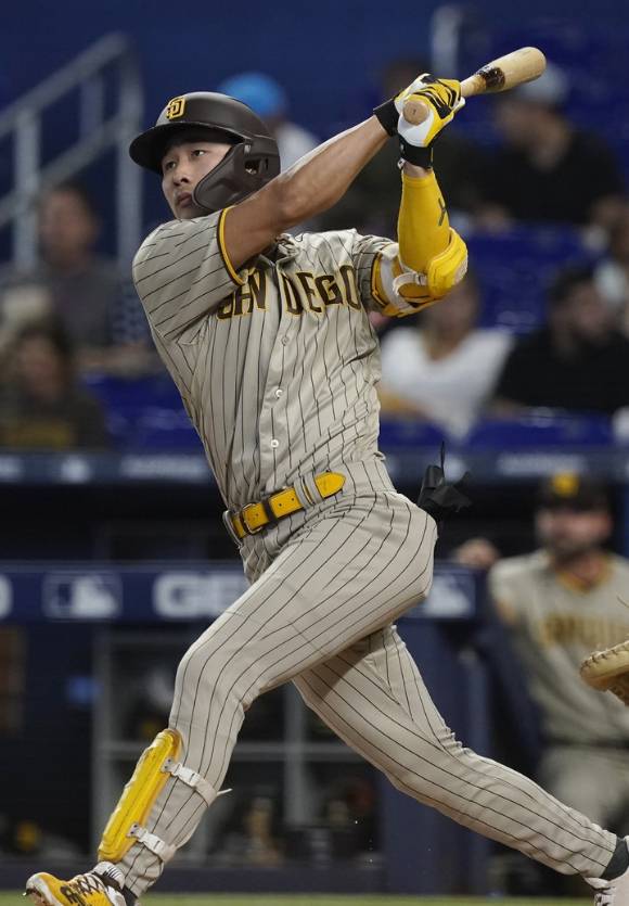 MLB 샌디에이고에서 뛰고 있는 김하성이 18일(한국시간) 열린 마이애미와 원정 경기에서 3안타 4타점으로 맹활약했다. 샌디에이고는 마이애미에 10-3으로 이겨 2연패에서 벗어났다. [사진=뉴시스]