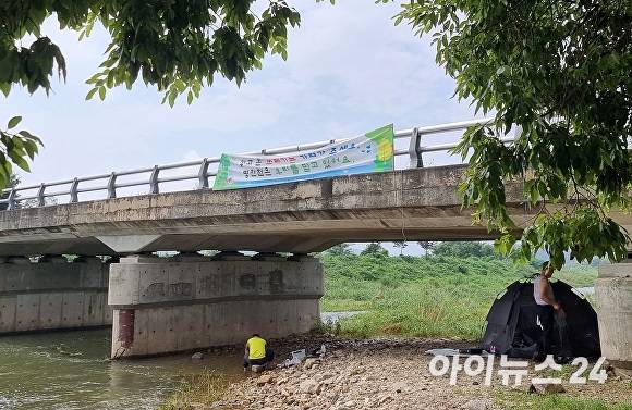 병천천 인근 초등학교 학생회에서 내건 현수막 [사진=정종윤 기자]