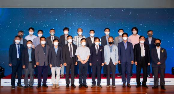 우리별 위성 연구팀이 KAIST에 30억원을 기부했다. [사진=KAIST]
