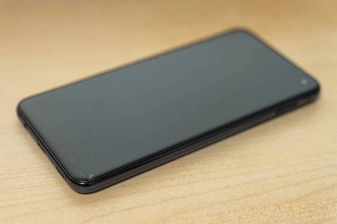 깨진 스마트폰은 보통 수리비를 뺀 가격으로 책정된다. 또한 실금이 가 있으면 사용하면서 계속 커지기 때문에 구매 시 반드시 세밀하게 확인해야 한다. 출처=IT동아