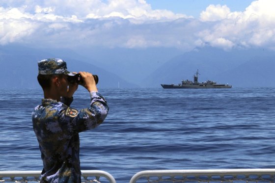 지난 5일 대만 해안선 근처까지 접근한 중국군 군함에서 한 군인이 망원경으로 대만 호위함 란양호를 바라보고 있다. [AP=연합뉴스]