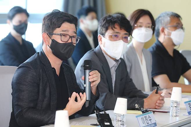 이진수 카카오엔터테인먼트 각자대표가 12일 오전 ‘웹툰 정산정보제공 시연 및 플랫폼·창작자 상생간담회’에서 인사말을 하고 있다. 뉴스1