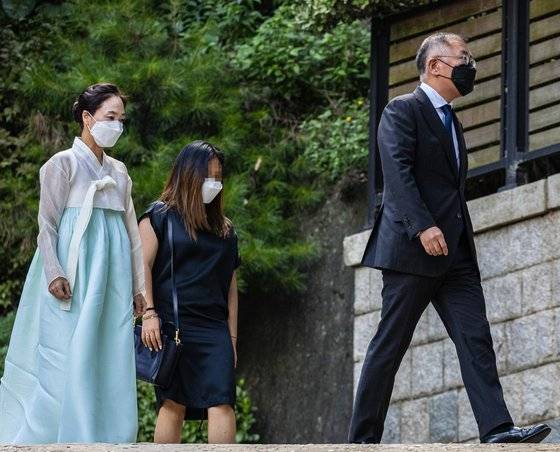 정의선 현대차 회장과 부인 정지선 씨와 정 회의장의 둘째 딸이 16일 오후 고(故) 정주영 현대그룹 명예회장의 부인인 고 변중석 여사의 15주기 제사를 지내기 위해 서울 종로구 청운동 정 전 명예회장 자택으로 들어가고 있다. 연합뉴스