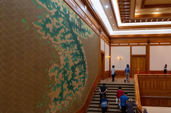 청와대 본관 중앙 계단에 걸린 김식 작가의 '금수강산도'. 높이가 11m에 이른다. 백종현 기자