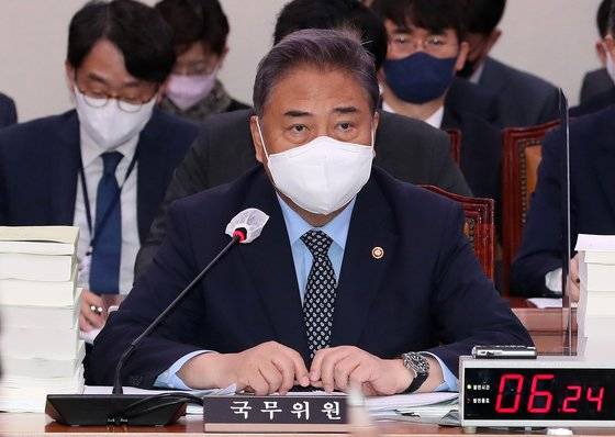 박진 외교부 장관은 18일 국회 외교통일위원회 전체회의에서 사드 3불에 대해 "한국의 안보 주권 사항"이라며 이전 문재인 정부가 명확한 입장 표명을 하지 않은 점에 아쉬움을 표했다. 김성룡 기자