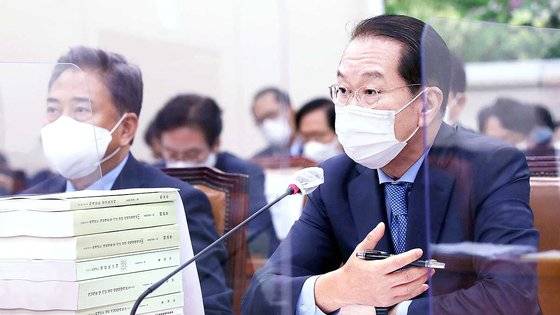 권영세 통일부 장관은 18일 국회 외통일위원회 전체회의에 출석해 담대한 구상 초기 단계에 북한 비핵화 의지를 확인하기 위한 남북정상회담 가능성을 열어뒀다. 김성룡 기자