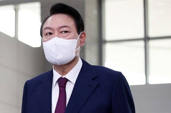 윤석열 대통령이 18일 오전 용산 대통령실 청사에서 열린 출근길 문답(도어스테핑)에서 취재진의 질문에 답하고 있다. 뉴스1