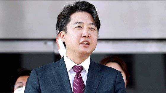 국민의힘 이준석 전 대표가 지난 17일 오후 서울남부지법에서 당 비상대책위원회 효력을 정지해달라며 낸 가처분 신청 사건의 심문을 마친 뒤 취재진의 질문에 답변하고 있다. 국회사진기자단