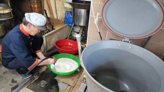 ▲ 김상규 대표가 떡을 하기 위해 쌀을 불리고 있다.