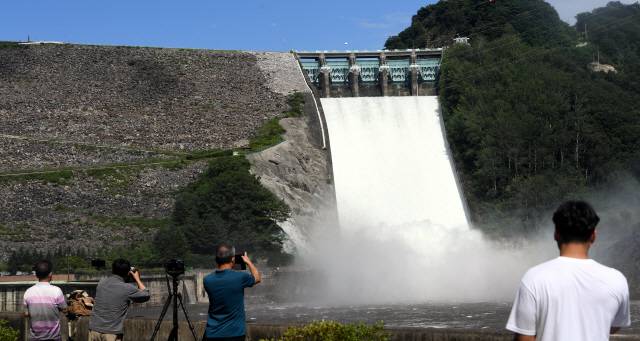 ▲ 지난 8일부터 도내지역에 쏟아진 집중호우의 영향으로 11일 오후 3시 소양강댐이 수문을 열고 방류를 시작했다. 소양강댐의 수문 개방은 2년 만의 일이다. 김정호&nbsp;