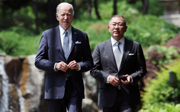 지난 5월 방한했던 조 바이든 미국 대통령과 정의선 현대차그룹 회장이 서울 용산구 그랜드 하얏트 호텔에서 면담 장소로 입장하고 있다. /사진=연합