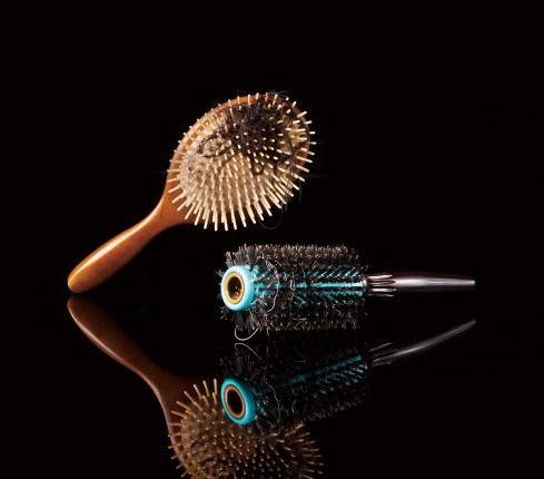 머리를 빗거나 헤어 드라이를 하면서 머리칼이 많이 빠져 있다.&nbsp;경향신문 자료사진