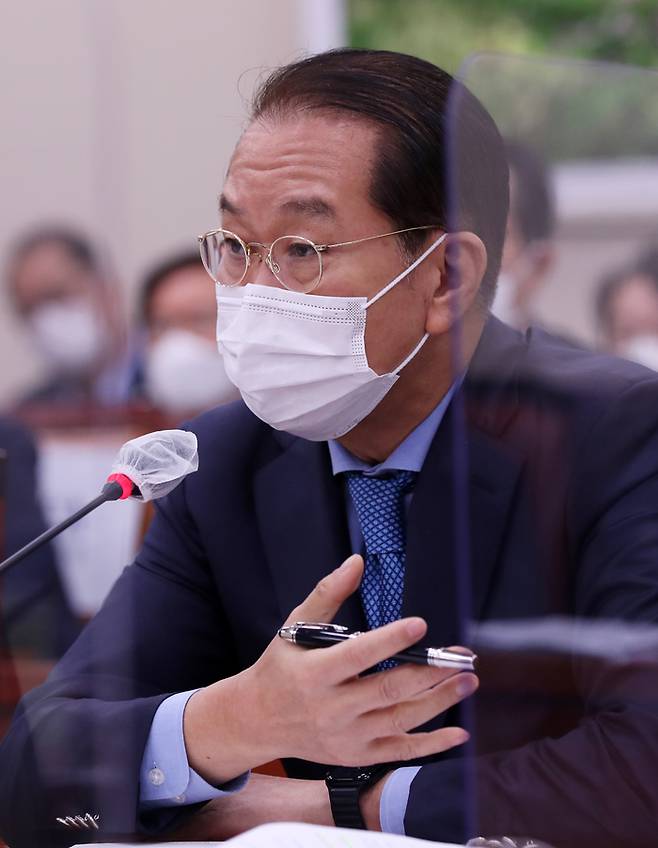 권영세 통일부 장관이 18일 서울 여의도 국회에서 열린 외교통일위원회 전체회의에 참석해 의원들의 질의에 답하고 있다. 국회사진기자단