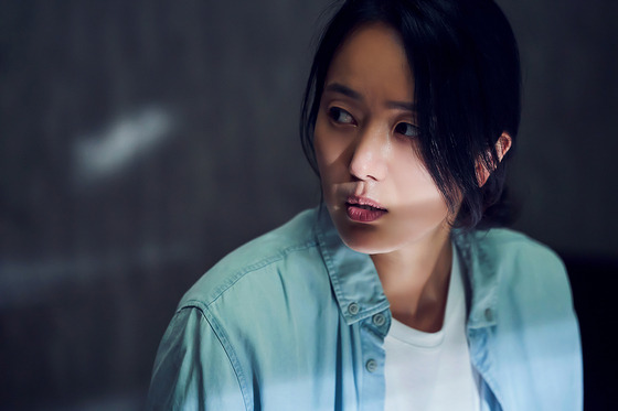 Eun-joo, Dong-ha’s wife portrayed by Yoon Jin-seo, gets involved in Dong-ha’s crime when she becomes desperate for cash for their sick son’s heart surgery. [NETFLIX]