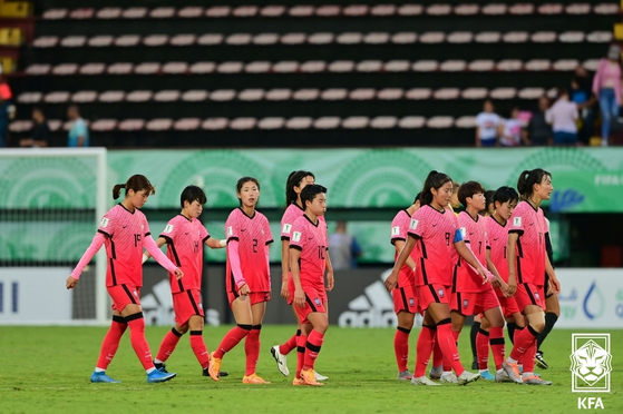 The Korean U-20 women's football team leave the field after losing to Nigeria in their second game of the U-20 Women's World Cup at Estadio Alejandro Morera Soto in Alajuela, Costa Rica on Aug. 14.  [NEWS1]