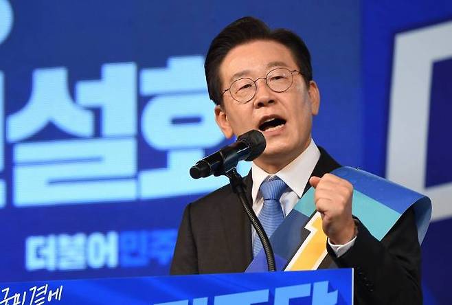 더불어민주당 이재명 당대표 후보가 지난 14일 대전 충무체육관에서 열린 더불어민주당 대전·세종 당 대표·최고위원 후보 합동연설회에서 지지를 호소하고 있다.   사진=연합뉴스