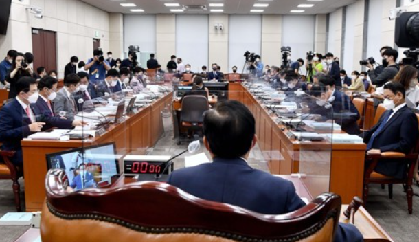  지난 8일 오전 국회 행정안전위원회가 열리고 있다. 사진=국회사진기자단, 연합뉴스