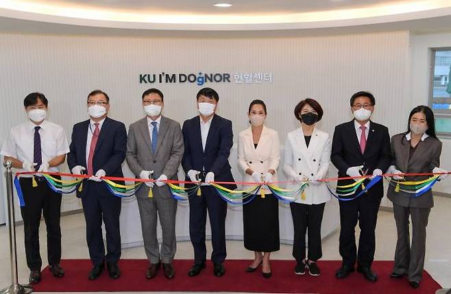 18일 열린 'KU 아임도그너(I'M DOgNOR) 헌혈센터' 개소식 행사에서 참석자들이 기념 촬영을 하고 있는 모습. (왼쪽부터) 윤헌영 건국대학교 부속 동물병원 원장, 허주형 대한수의사회 회장, 전영재 건국대학교 총장, 유원하 현대자동차 국내사업본부장(부사장), 유자은 건국대학교 이사장, 더불어민주당 한정애 국회의원, 국민의힘 이헌승 국회의원, 문정림 전 국회의원