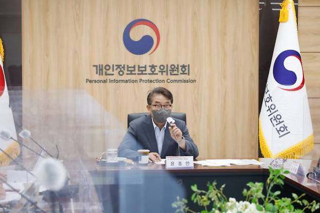 윤종인 개인정보보호위원회 위원장이 8월 18일 오전 정부서울청사에서 개최된 출입기자단 간담회에서 참석자들에게 출범 2주년을 맞아 그간의 정책성과를 공유하고 향후 주요정책 추진방향을 설명하고 있다.