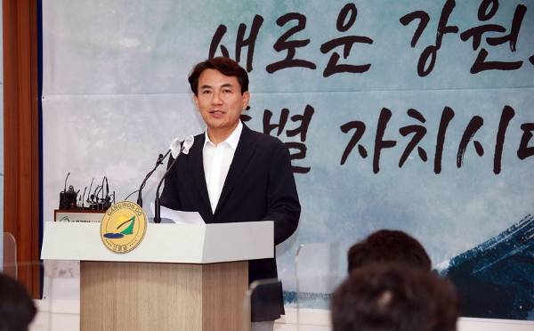 김진태 강원지사가 17일 임기 내 채무를 60% 감축하기 위한 방안을 브리핑하고 있다. 강원도 제공