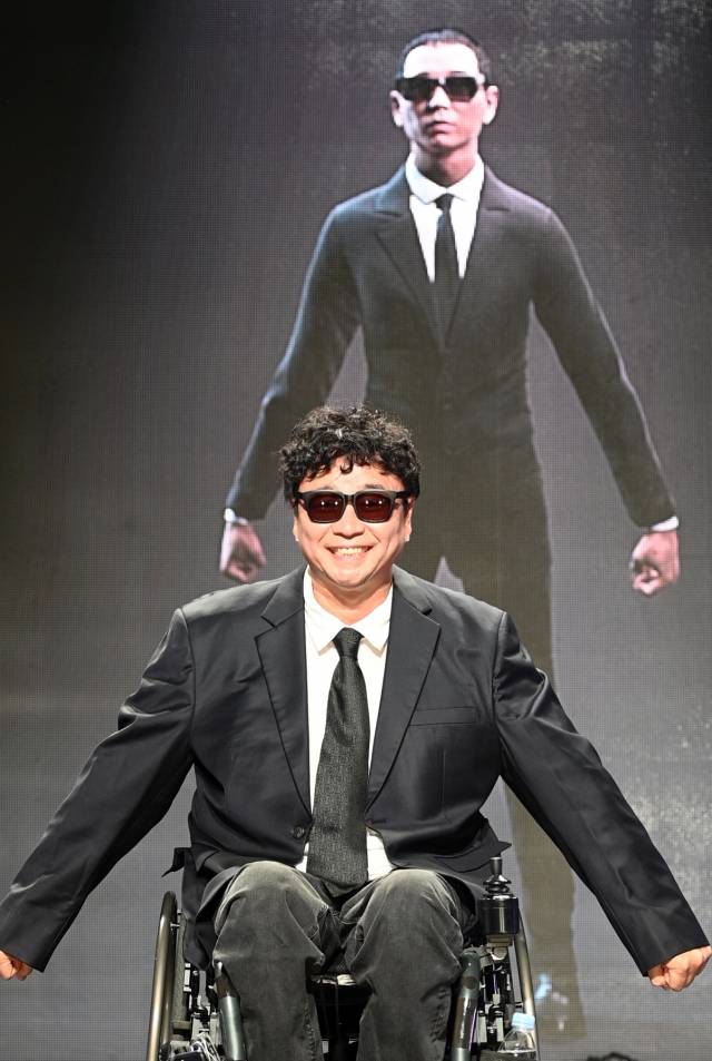 가수 강원래가 18일 서울 강남구 일지아트홀에서 열린 '메타버스 아바타 데뷔 쇼케이스'에서 자신의 아바타와 함께 웃고 있다. 갤럭시코퍼레이션 제공