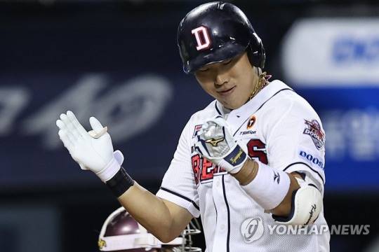 18일 서울 송파구 잠실야구장에서 열린 2022 프로야구 KBO리그 키움 히어로즈와 두산 베어스의 경기. 7회말 2사 2루 두산 허경민이 2점 홈런을 치고 세리머니를 하고 있다.[연합뉴스]