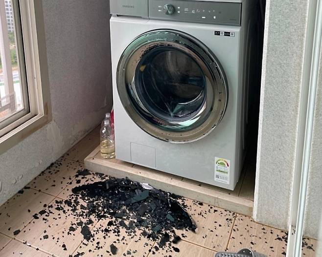 최근 서울에 거주하는 A씨가 구입한 지 4개월 된 드럼세탁기가 깨졌다며 게시한 사진. / 사진 = 온라인 커뮤니티 갈무리